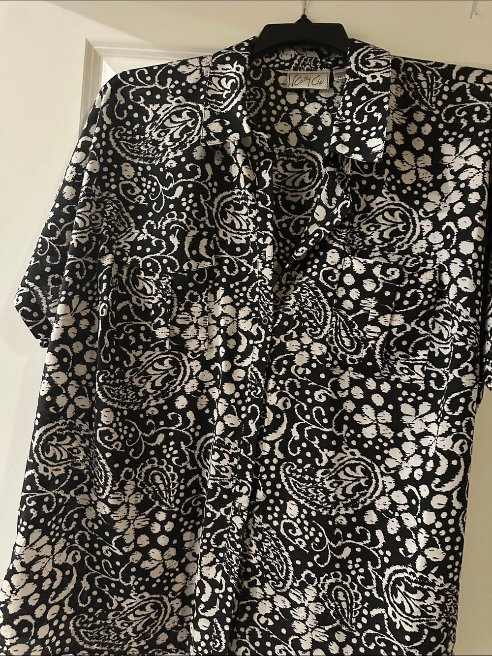 Kathy Che Paisley Button Down in Black & White Size XL Like New